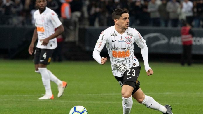 Andrés define preço para saída de Fagner e oferece desconto ao Flamengo