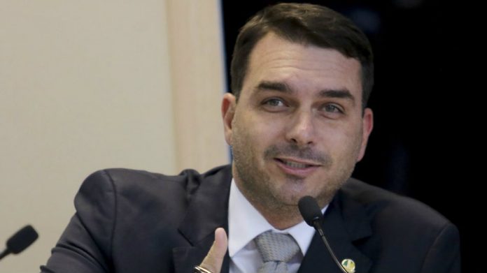 Flávio Bolsonaro nega ter recebido informações da PF sobre operação