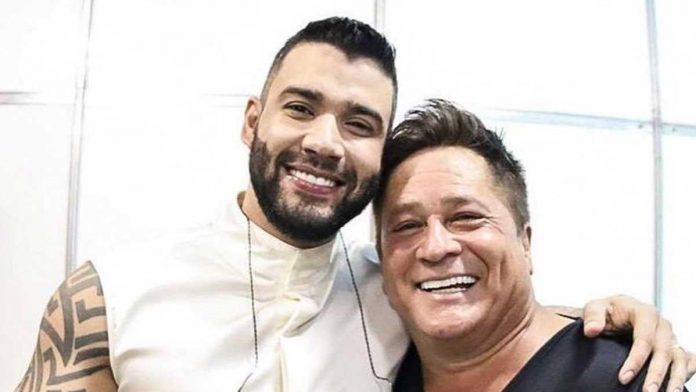 Gusttavo Lima e Leonardo furam isolamento para jogar futevôlei sem máscaras