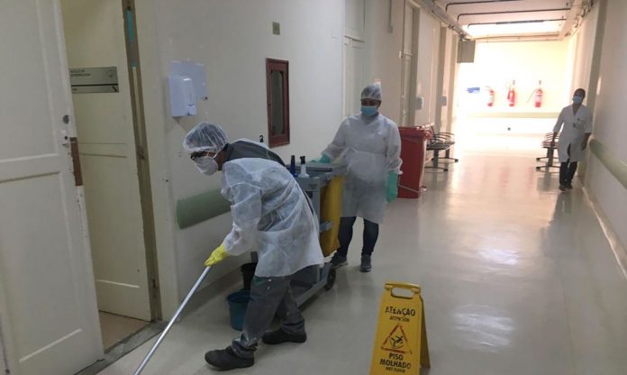 Auxiliares de limpeza contam sua rotina em hospital durante pandemia