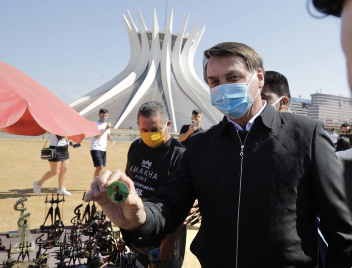 ‘Minha vontade é encher tua boca na porrada’, diz Bolsonaro a repórter