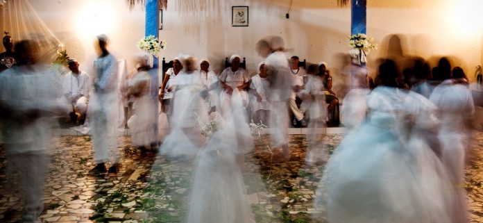 Mãe perde guarda da filha após jovem participar de ritual do candomblé