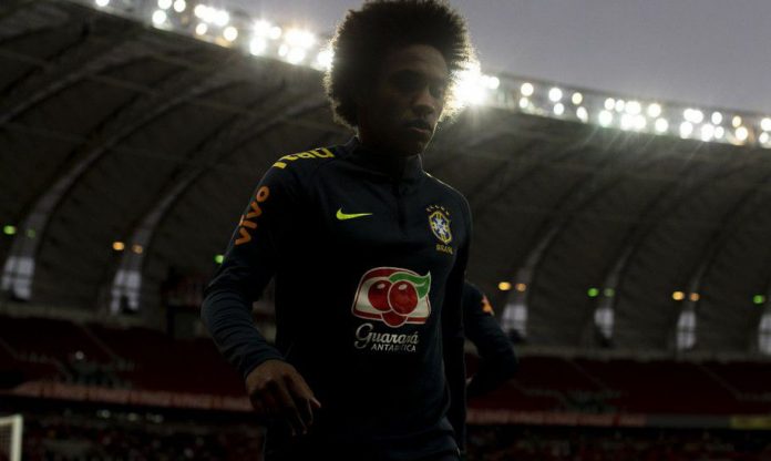 Meia-atacante brasileiro Willian pode trocar Chelsea por Arsenal