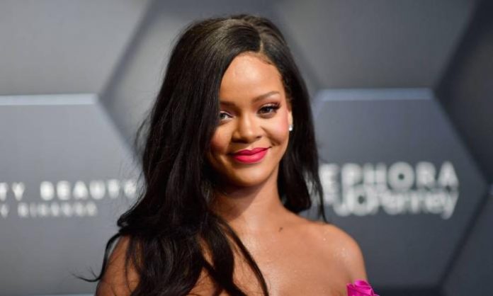 Rihanna sofre acidente com moto elétrica, afirma revista