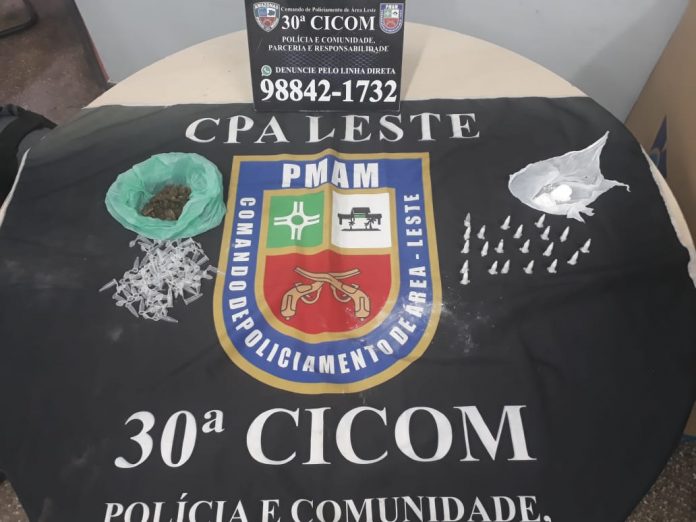 Em operação, polícia prende homem com drogas dentro de ônibus