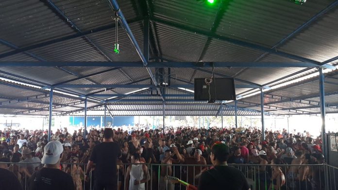 Forró e baile funk superlotados são fechados durante fiscalização