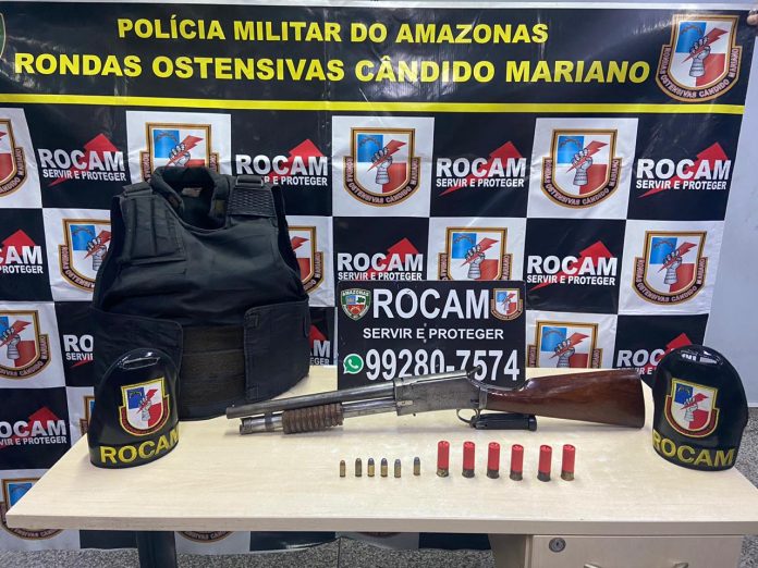 No bairro Compensa, homem é preso com espingarda e granada