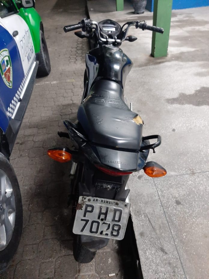 Após tentativa de fuga em moto, assaltantes são presos em Manaus