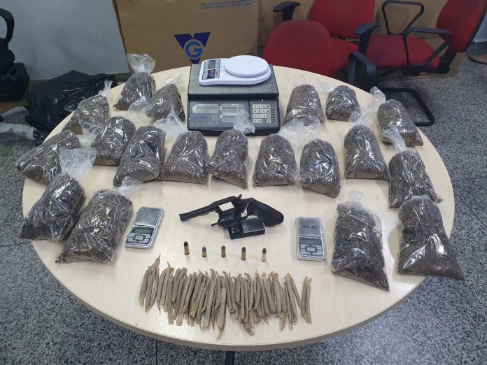 Homem é preso preparando cigarros de maconha em casa no bairro Compensa