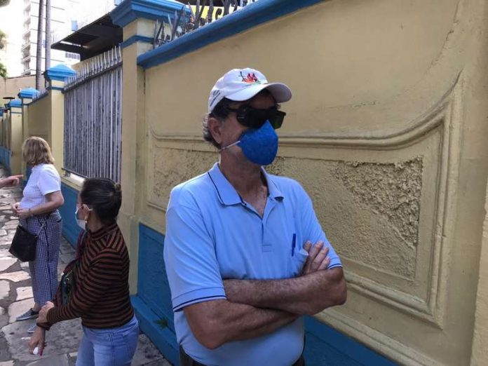 Idosos chegam cedo aos locais de votação para evitar aglomeração