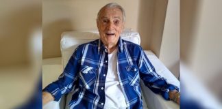 Aos 101 anos, Orlando Drummond, o Seu Peru, é vacinado contra covid-19