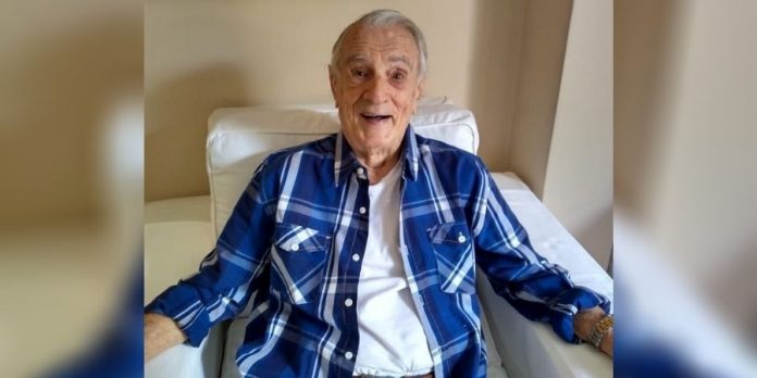 Aos 101 anos, Orlando Drummond, o Seu Peru, é vacinado contra covid-19