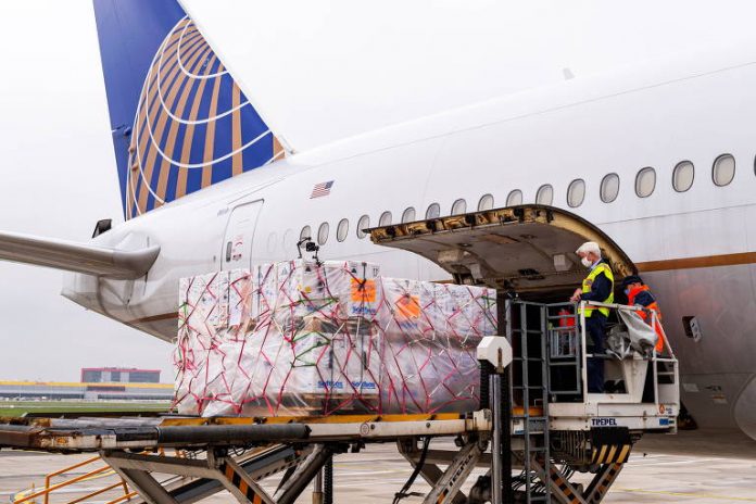 Avião parte hoje para buscar 2 milhões de doses da vacina de Oxford