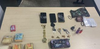 No Santa Etelvina, policias flagram quinteto com entorpecentes e dinheiro