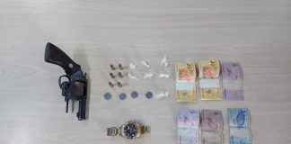 Jovem de 19 anos é preso com arma de fogo, dinheiro e drogas