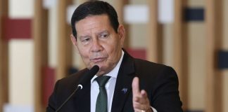 Não tinha como prever o que ia acontecer com nova cepa em Manaus, diz Mourão