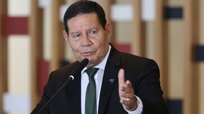 Não tinha como prever o que ia acontecer com nova cepa em Manaus, diz Mourão