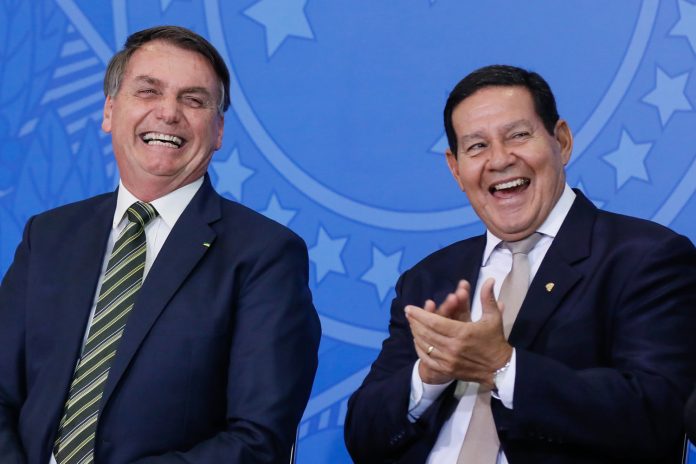 Mourão, ao contrário de Bolsonaro, diz que tomará vacina contra a covid-19