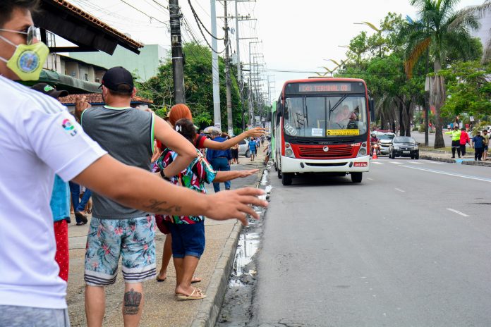 Após toque de recolher, circulação de ônibus coletivos é reduzida em Manaus