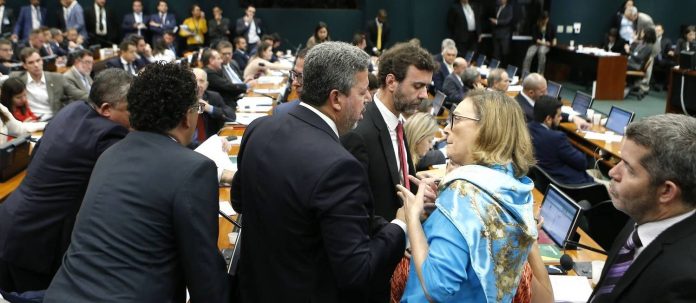 Deputado acusa grupo de Baleia e Maia de ameaçar demissões na Câmara