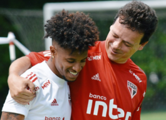 São Paulo publica foto de Tchê Tchê e Diniz abraçados após polêmica