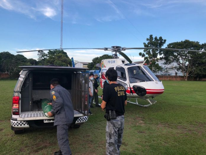 Após decisão da Justiça, helicóptero leva cilindros de oxigênio para Itacoatiara