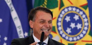 “Mergulhei de máscara para não pegar covid nos peixinhos”, diz Bolsonaro