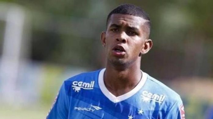 Jogador brasileiro sofre parada cardiorrespiratória e é reanimado com desfibrilador
