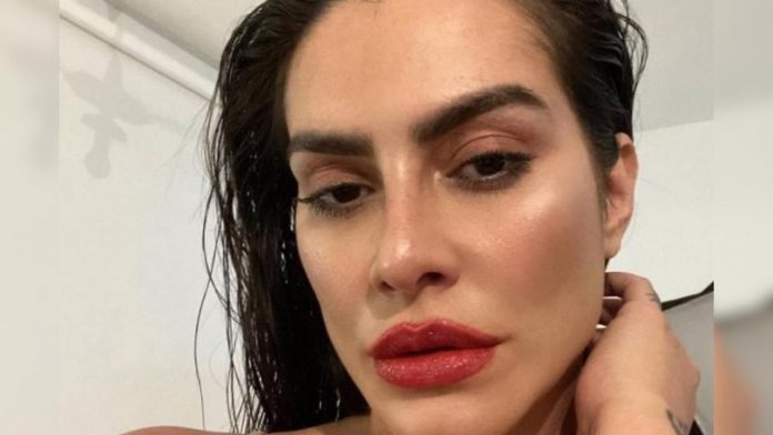 Depois de receber críticas por peso, Cleo mostra corpão em foto de biquíni