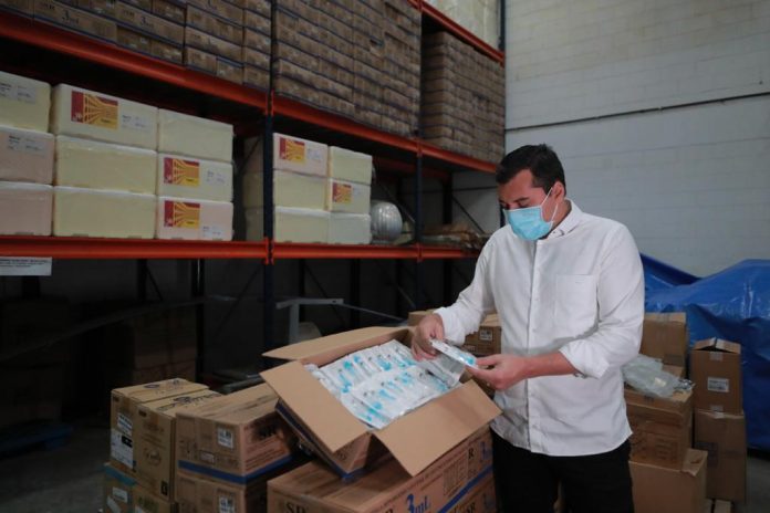 Wilson Lima inspeciona lotes de seringas para vacinação contra covid-19