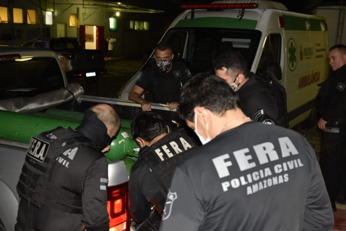 Polícia apreende caminhão transportando 33 cilindros de oxigênio