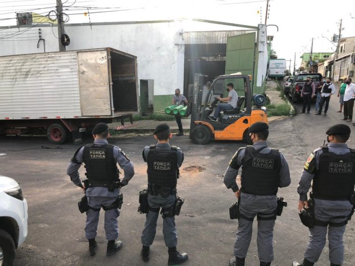 Policiais fazem escolta de cilindros doados por ONG a comunidade indígena