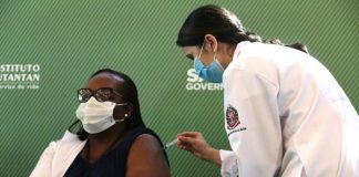 Enfermeira de São Paulo recebe a primeira dose da vacina contra covid-19 no Brasil