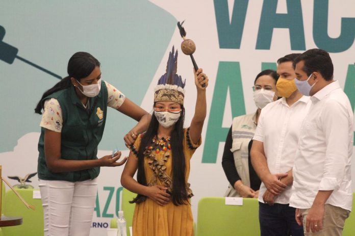 Indígena é a primeira imunizada contra a covid-19 no Amazonas