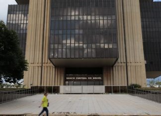 Mercado financeiro prevê queda do IPCA de 4,38% para 4,37%