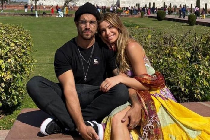 Grazi e Caio Castro fazem trilha e posam em lugar paradisíaco