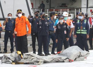 Autoridades encontram corpos e destroços do boing 737 que caiu na Indonésia