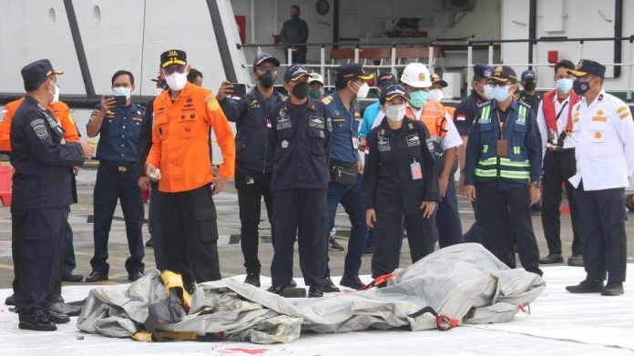 equipes-de-resgate-inspecionam-destrocos-encontrados-apos-buscas-pelo-aviao-que-caiu-na-indonesia-1610249662874_v2_900x506 Autoridades encontram corpos e destroços do boing 737 que caiu na Indonésia