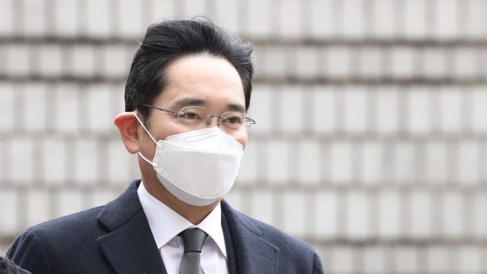 Herdeiro da Samsung é condenado a 30 meses de prisão por suborno