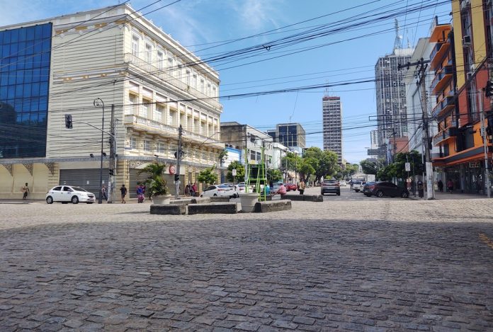 Comércio não essencial vai permanecer fechado até dia 31 de janeiro