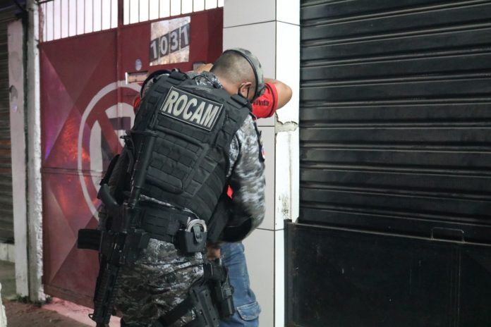 Vinte pessoas são detidas na terceira noite do toque de recolher em Manaus