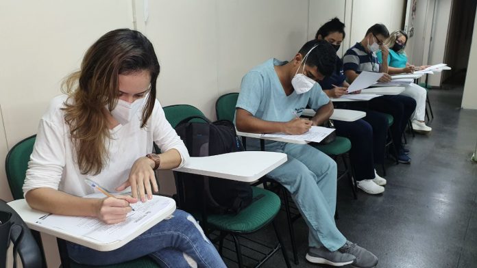 Profissionais de saúde contratados começam a se apresentar nos hospitais