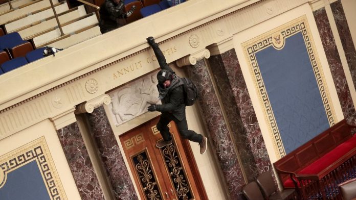 Após invasão, Congresso dos EUA certifica vitória de Joe Biden