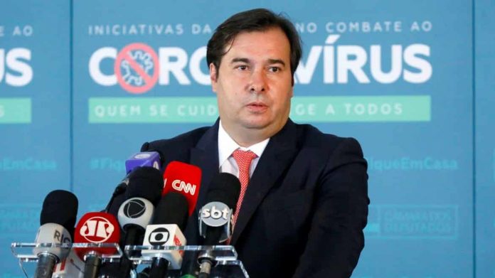 ‘Na hora da verdade, a coragem não é tão grande’, diz Maia sobre Bolsonaro
