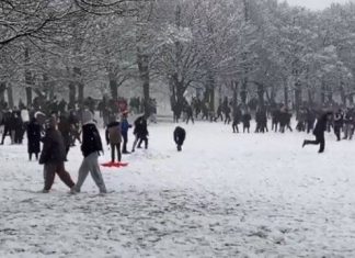 Dupla que violou quarentena ao organizar batalha de bolas de neve é multada em R$ 148 mil