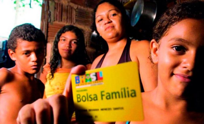 Governo estuda pagar auxílio de R$ 200 para quem está no Bolsa Família