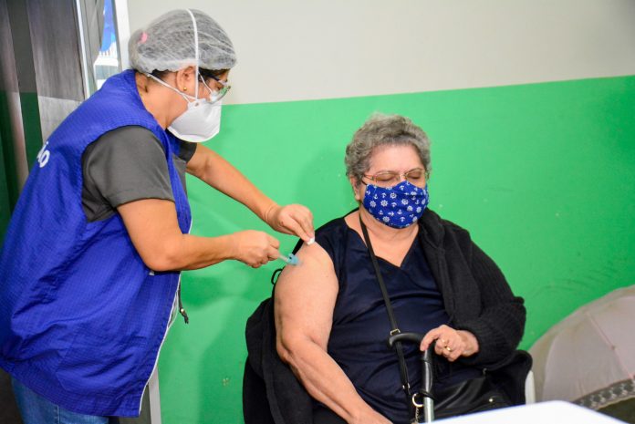 Prefeitura faz busca ativa na zona Sul da cidade para vacinar idosos contra a covid-19