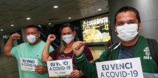 Pacientes recuperados da covid-19 são recebidos com aplausos no Aeroporto Eduardo Gomes