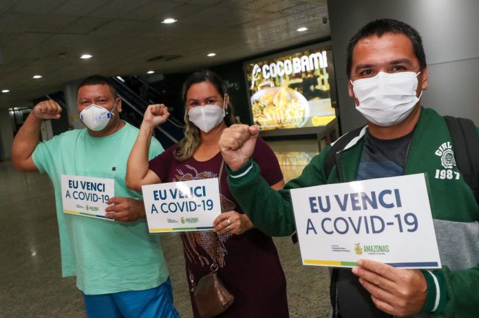 Pacientes recuperados da covid-19 são recebidos com aplausos no Aeroporto Eduardo Gomes