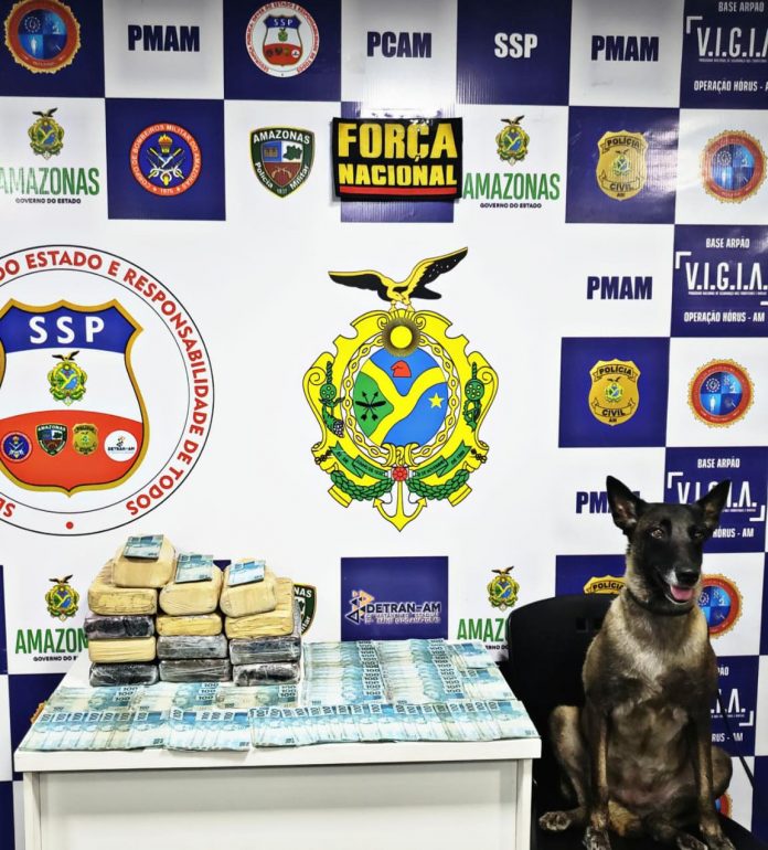Quatorze quilos de drogas e R$ 10 mil são apreendidos em embarcação